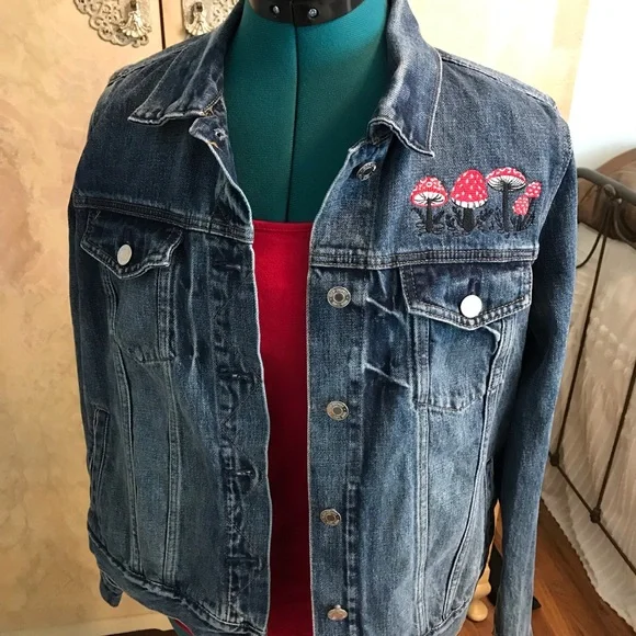 SOLD! OOAK Upcycled embroidered Gap denim jacket - Picture 9 of 9